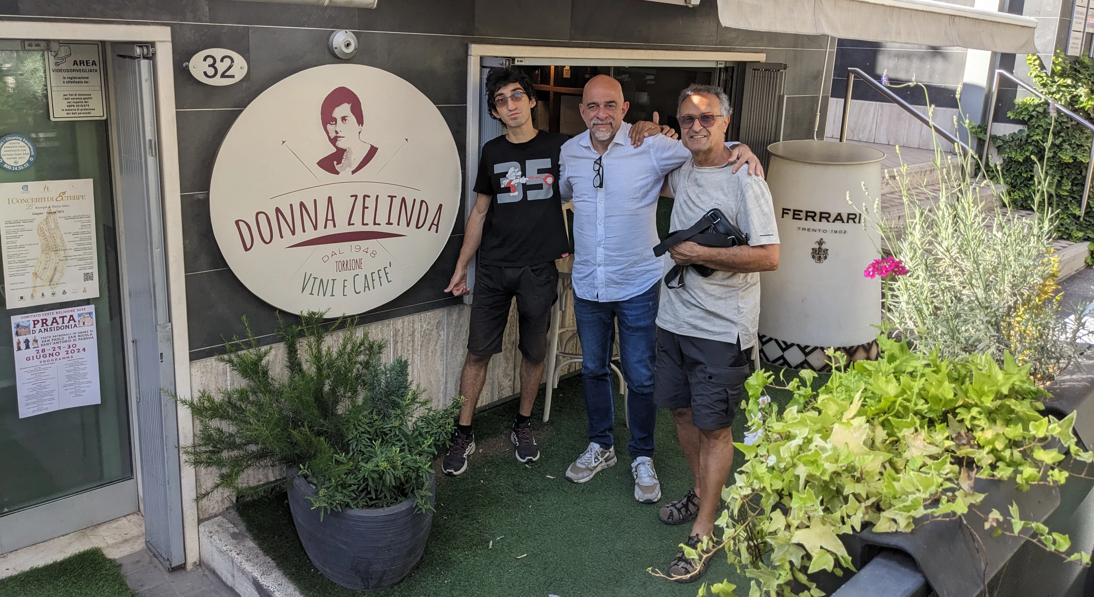 Carlo e Alberto Scalzini insieme a Pietro Baldoni davanti al bar Donna Zelinda.