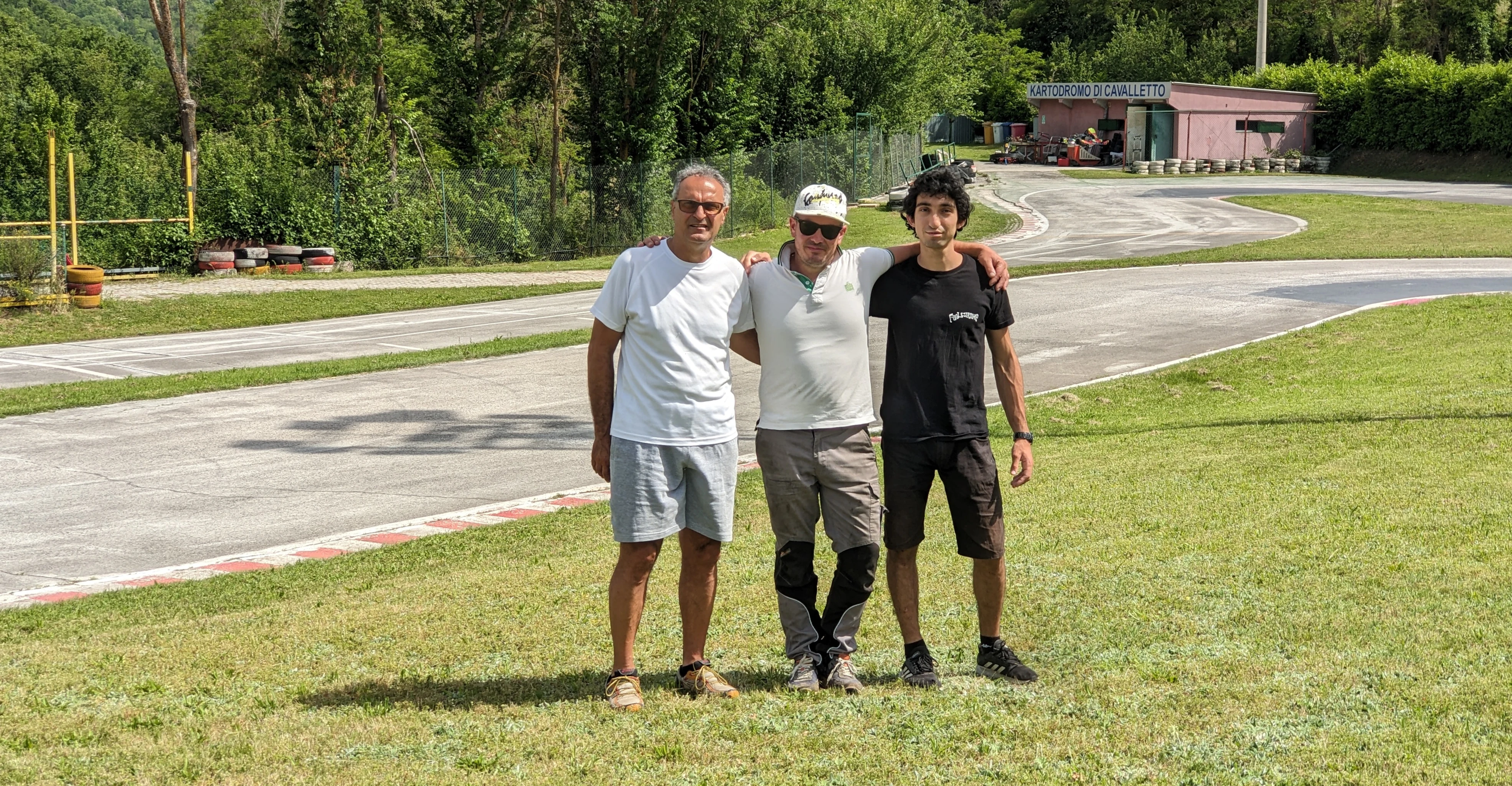 Carlo e Alberto Scalzini insieme a Danilo Barbarossa all'interno del Kartodromo del Gran Sasso.