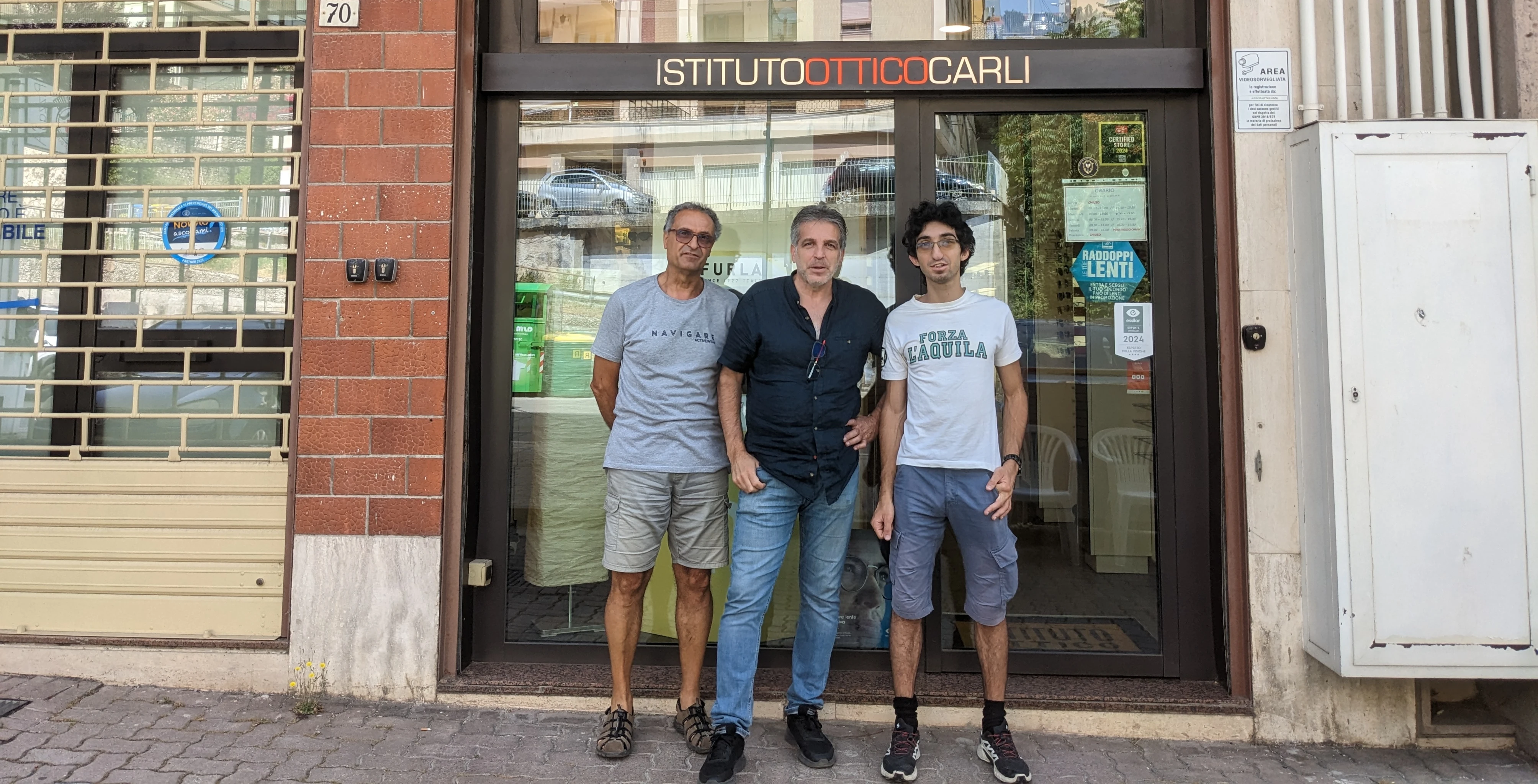 Carlo e Alberto Scalzini insieme al titolare dell'Ottica Carli.